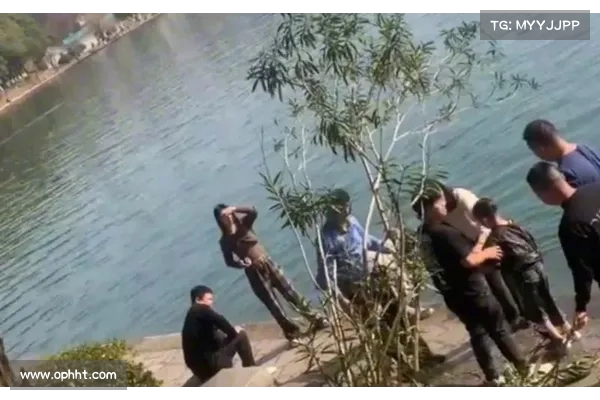 两名好心男子短短数十秒救起落水男孩 成就一场家庭奇迹 两名好心男子短短数十秒救起落水男孩 成就一场家庭奇迹